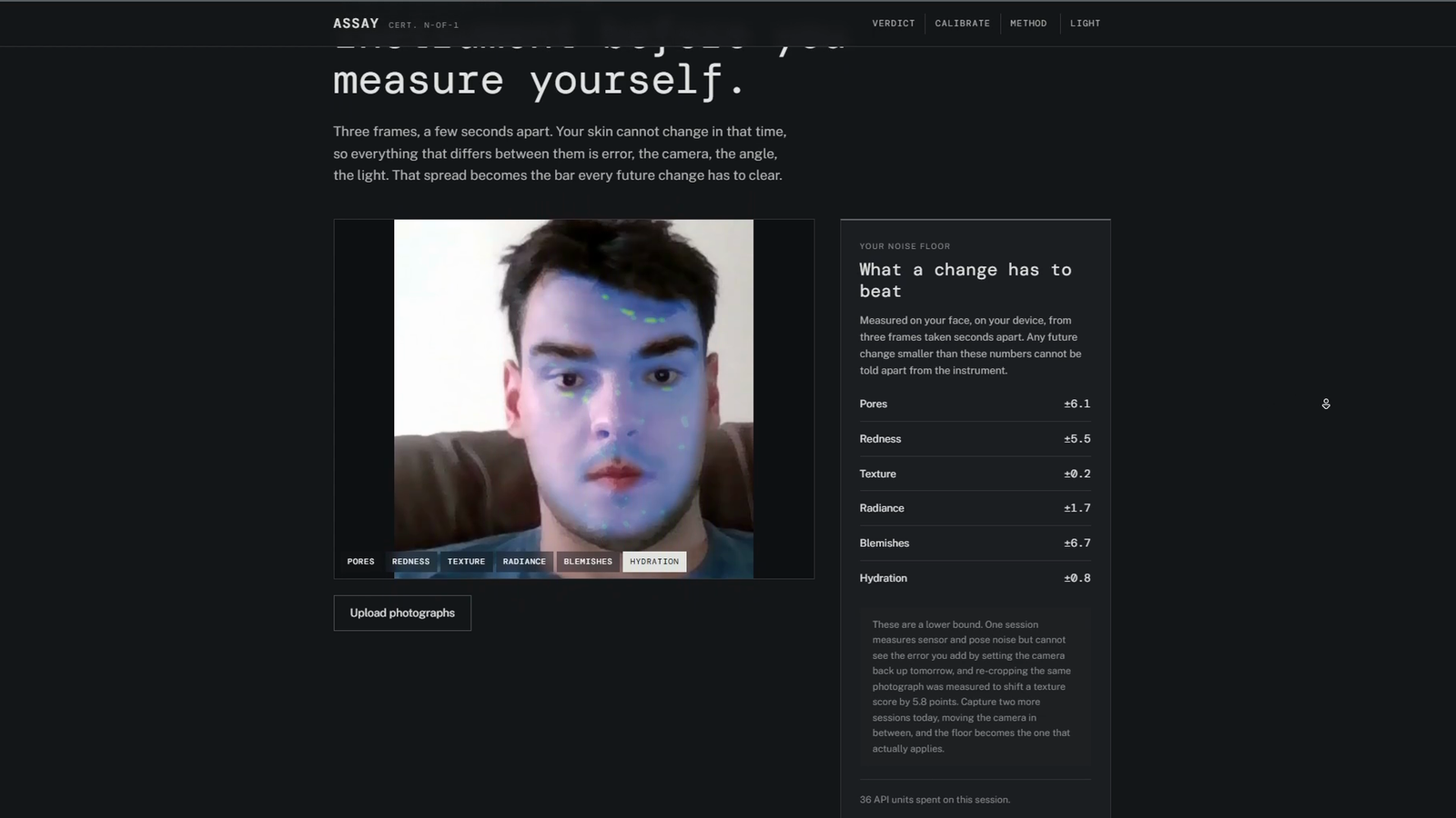 Capture en direct dans le navigateur : visage aligné avec une superposition MediaPipe face-mesh pour un cadrage cohérent, pipeline de capture normalisant chaque image aux mêmes dimensions et à la même qualité JPEG avant l'envoi, pour qu'au moins ces deux sources d'erreur soient tenues constantes entre les sessions.