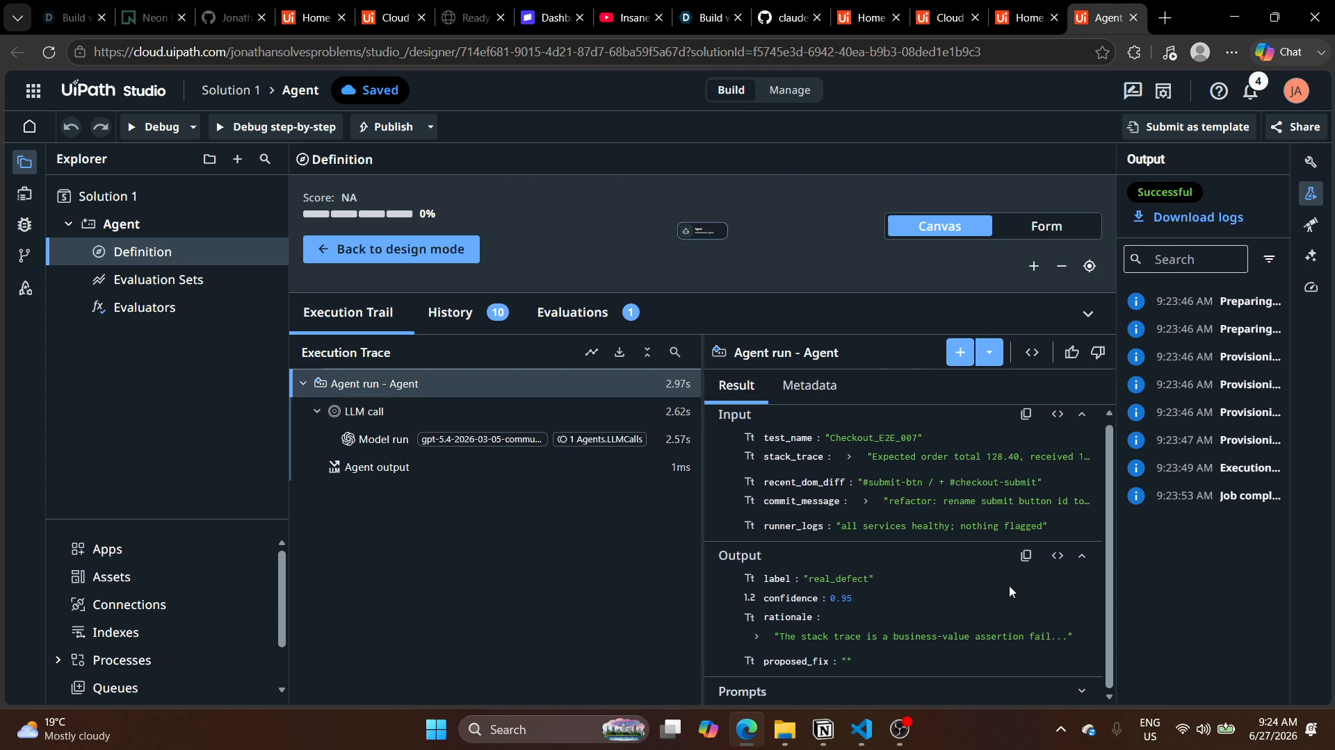Écran de verdict du Triage Classifier Agent Builder montrant l'étiquette real_defect sur Checkout_E2E_007 avec une confiance de 0,95, les champs du schéma de sortie structurée, et un raisonnement ancré citant l'assertion en échec et le message de commit récent