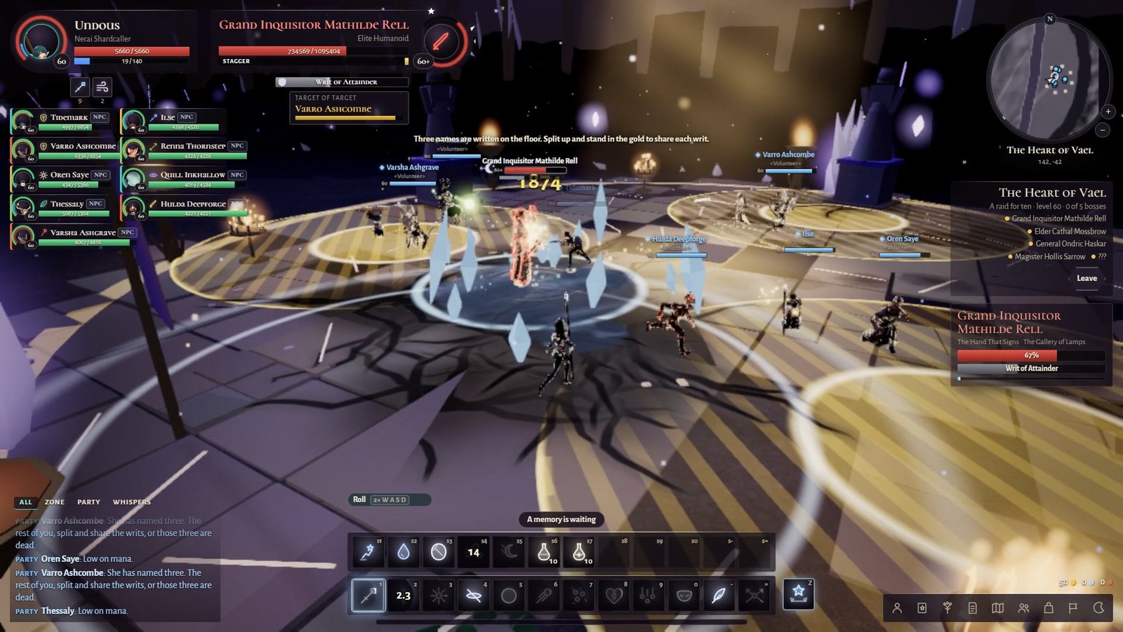 Le raid interfactions au niveau 60 : un groupe de raid complet réparti sur un sol strié d'avertissements, des pointes de cristal qui s'élèvent autour du boss, et les cadres du raid sur le côté gauche.